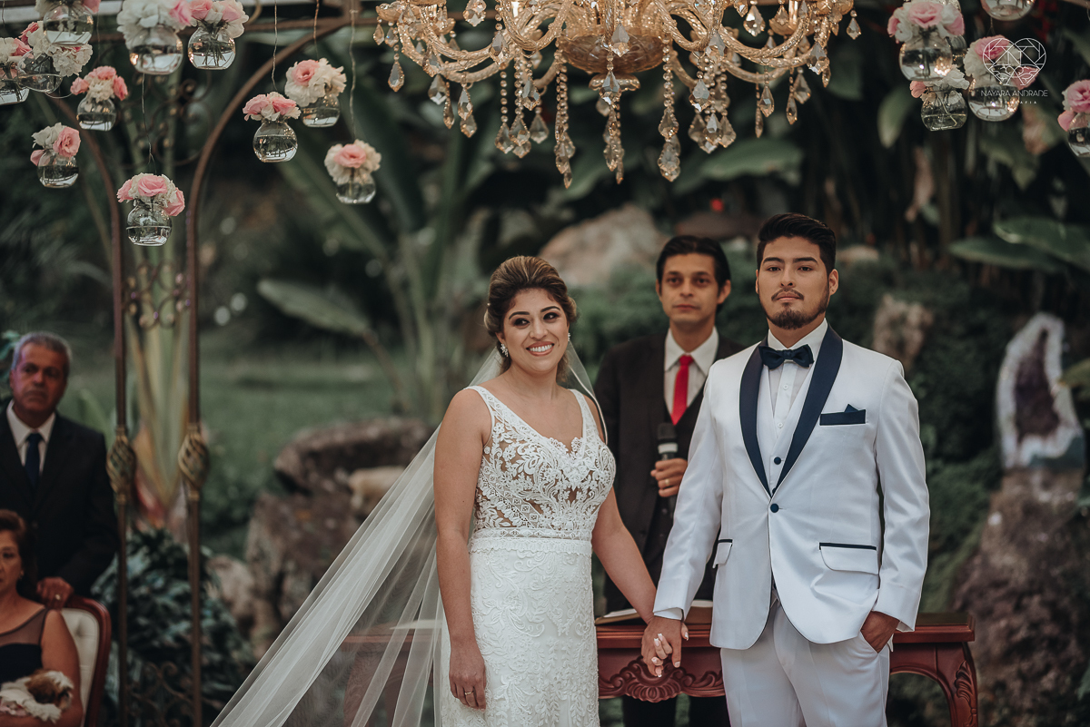 casamento de dia no ravena garden ao ar livre noivo com roupa branca noiva com mantilha fotos pela fotografa premiada nayara andrade de santos casamento com passarela espelhada