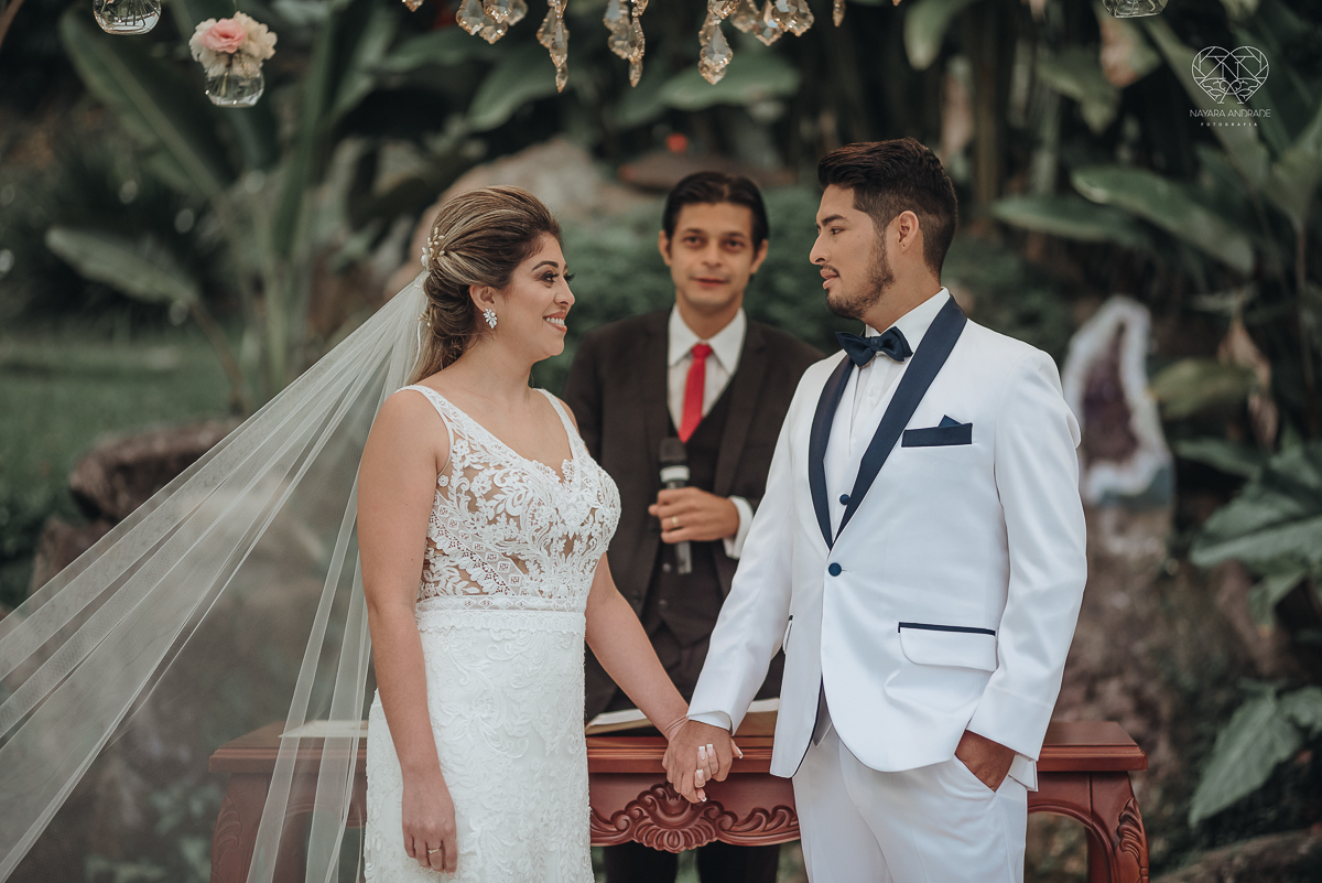 casamento de dia no ravena garden ao ar livre noivo com roupa branca noiva com mantilha fotos pela fotografa premiada nayara andrade de santos casamento com passarela espelhada