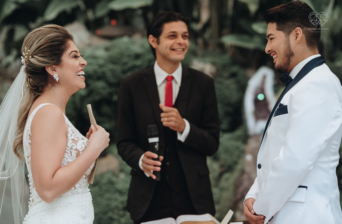 casamento de dia no ravena garden ao ar livre noivo com roupa branca noiva com mantilha fotos pela fotografa premiada nayara andrade de santos casamento com passarela espelhada