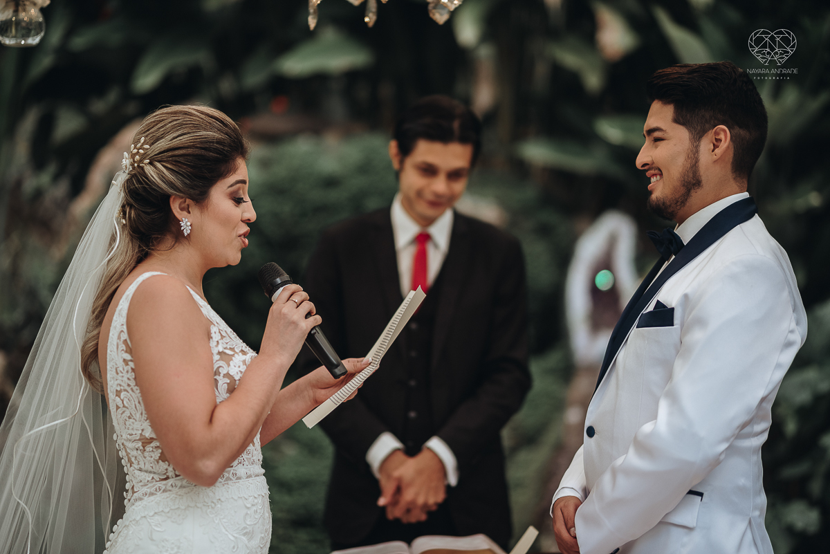 casamento de dia no ravena garden ao ar livre noivo com roupa branca noiva com mantilha fotos pela fotografa premiada nayara andrade de santos casamento com passarela espelhada