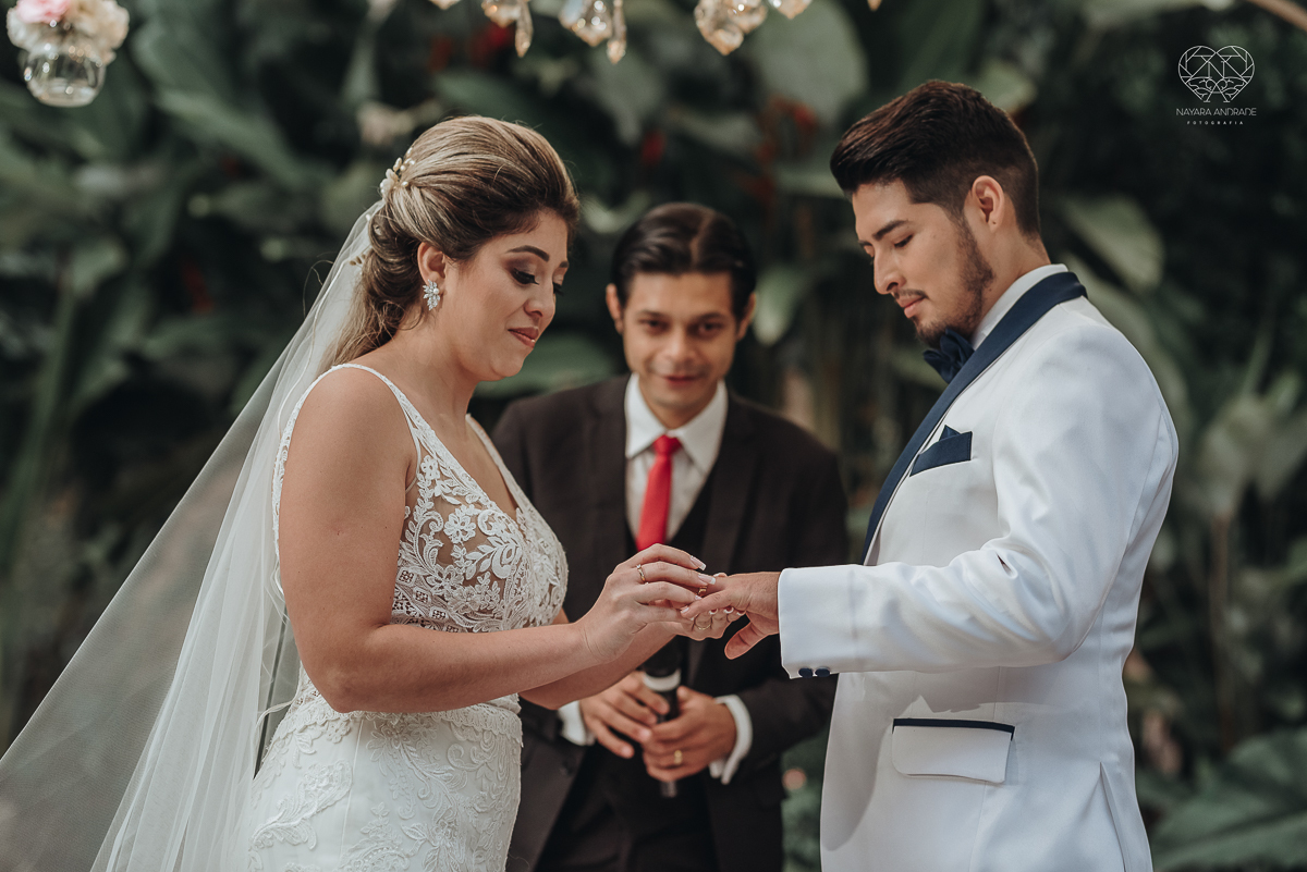 casamento de dia no ravena garden ao ar livre noivo com roupa branca noiva com mantilha fotos pela fotografa premiada nayara andrade de santos casamento com passarela espelhada