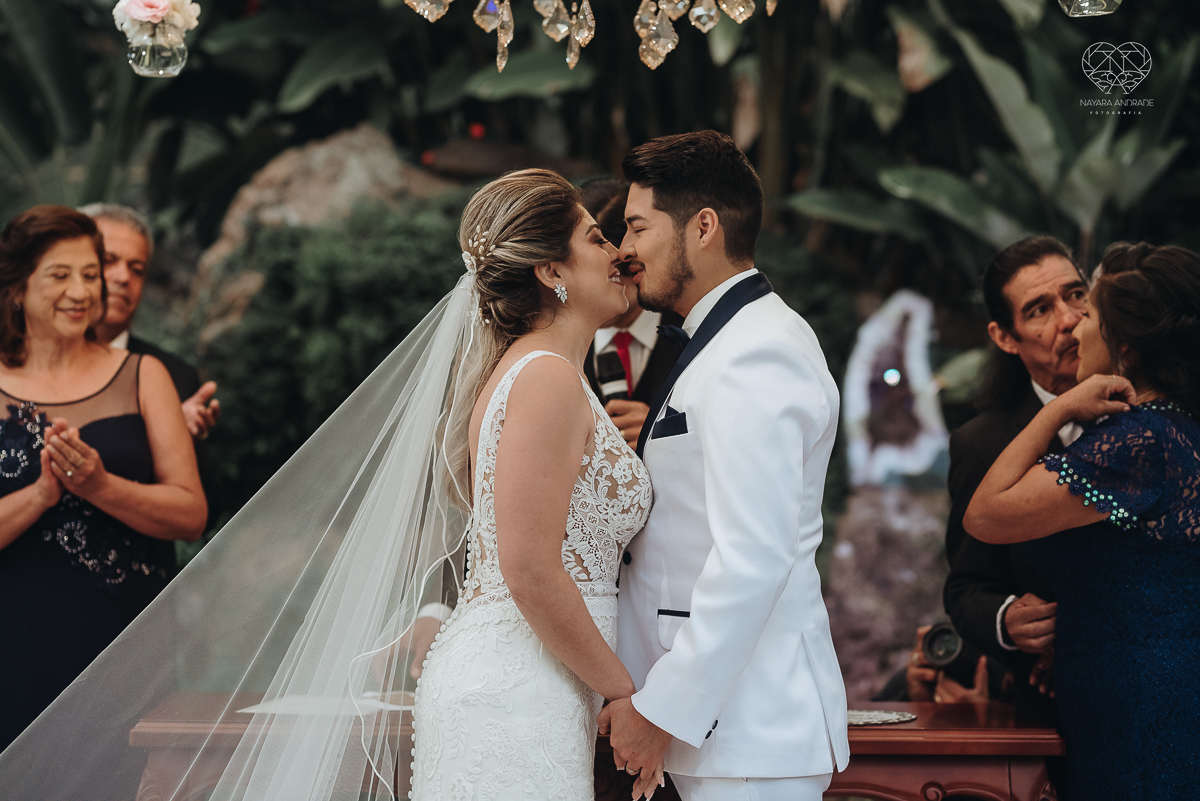 casamento de dia no ravena garden ao ar livre noivo com roupa branca noiva com mantilha fotos pela fotografa premiada nayara andrade de santos casamento com passarela espelhada