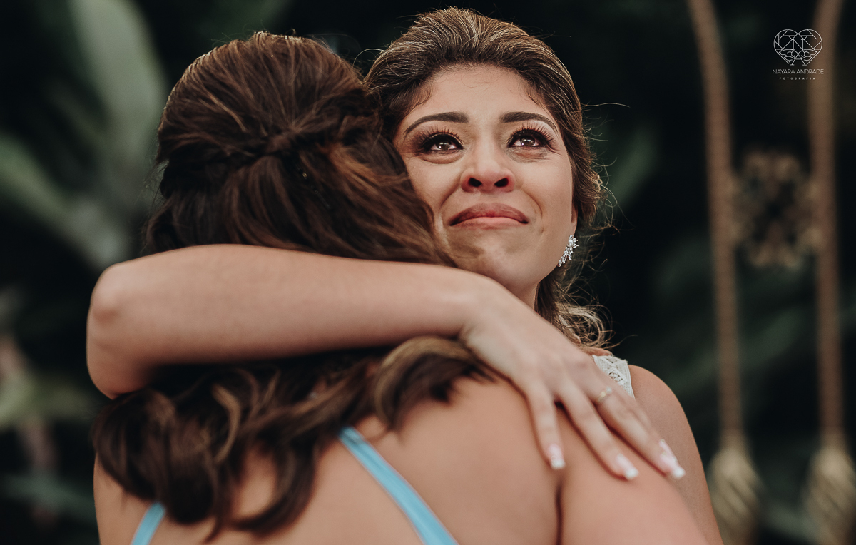 casamento de dia no ravena garden ao ar livre noivo com roupa branca noiva com mantilha fotos pela fotografa premiada nayara andrade de santos casamento com passarela espelhada