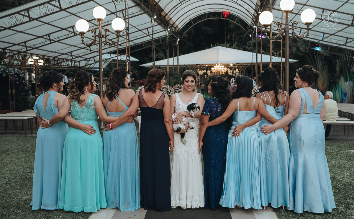 casamento de dia no ravena garden ao ar livre noivo com roupa branca noiva com mantilha fotos pela fotografa premiada nayara andrade de santos casamento com passarela espelhada