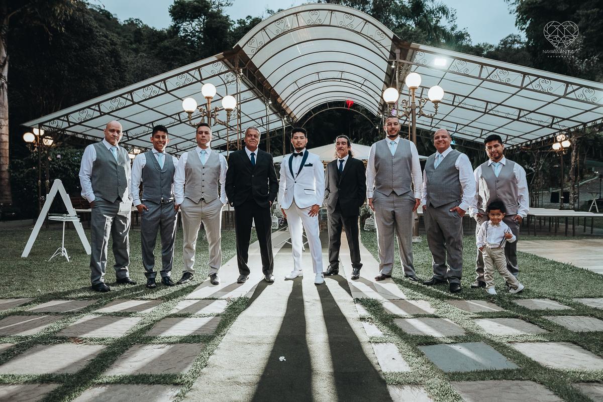 casamento de dia no ravena garden ao ar livre noivo com roupa branca noiva com mantilha fotos pela fotografa premiada nayara andrade de santos casamento com passarela espelhada