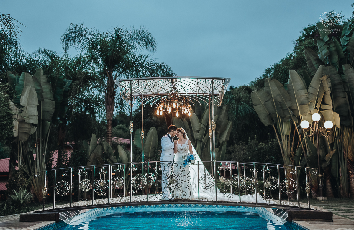 casamento de dia no ravena garden ao ar livre noivo com roupa branca noiva com mantilha fotos pela fotografa premiada nayara andrade de santos casamento com passarela espelhada