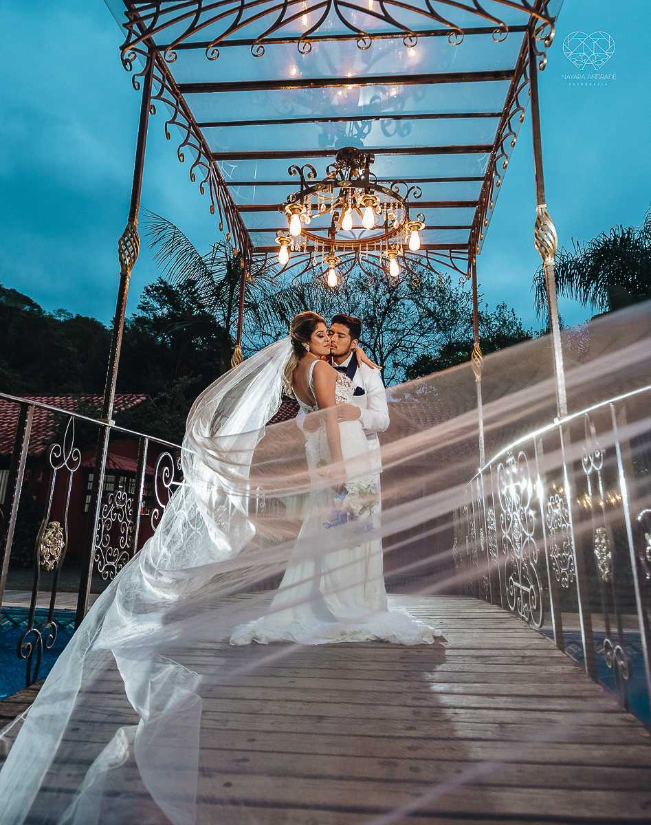 casamento de dia no ravena garden ao ar livre noivo com roupa branca noiva com mantilha fotos pela fotografa premiada nayara andrade de santos casamento com passarela espelhada