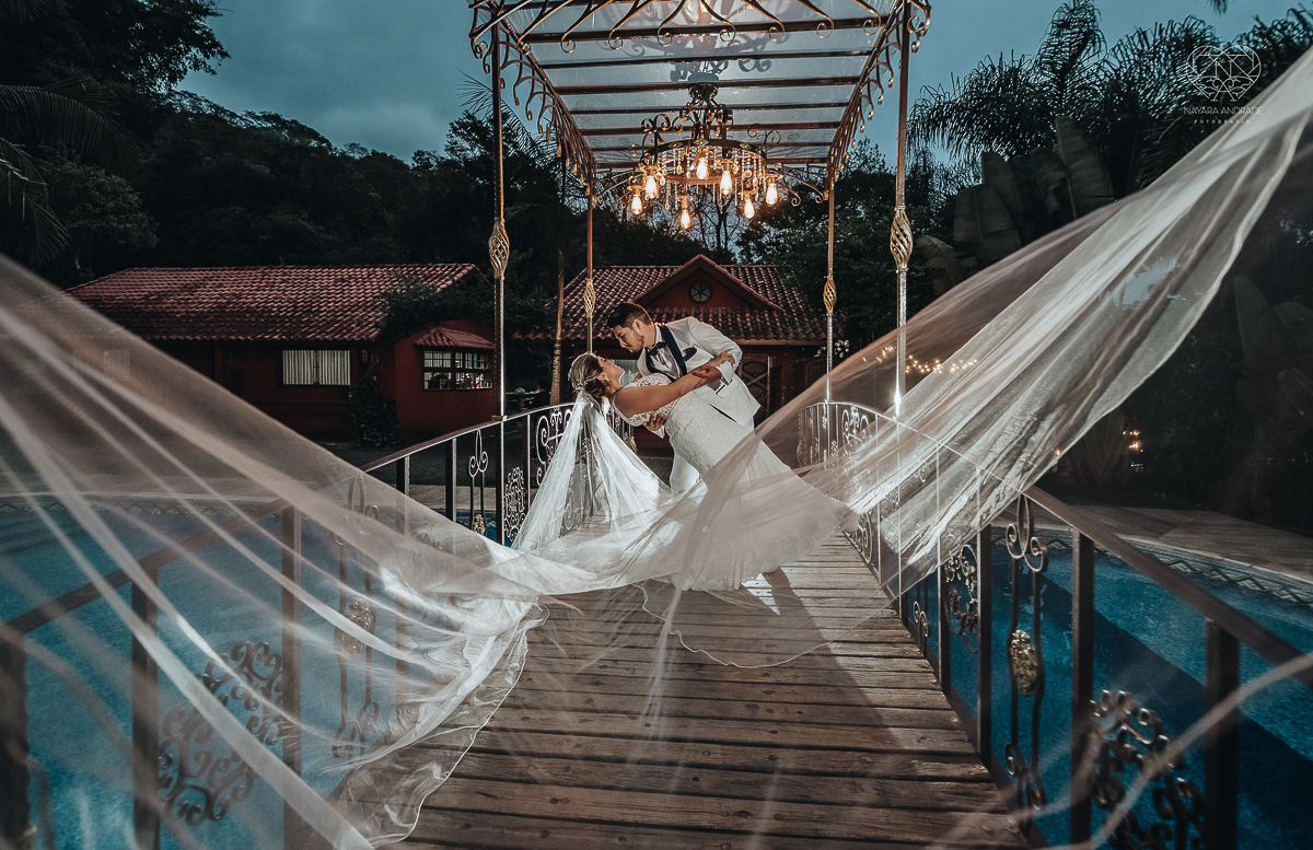casamento de dia no ravena garden ao ar livre noivo com roupa branca noiva com mantilha fotos pela fotografa premiada nayara andrade de santos casamento com passarela espelhada