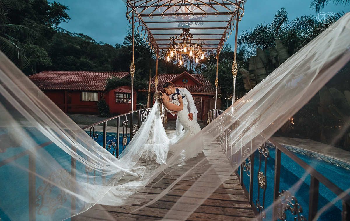 casamento de dia no ravena garden ao ar livre noivo com roupa branca noiva com mantilha fotos pela fotografa premiada nayara andrade de santos casamento com passarela espelhada