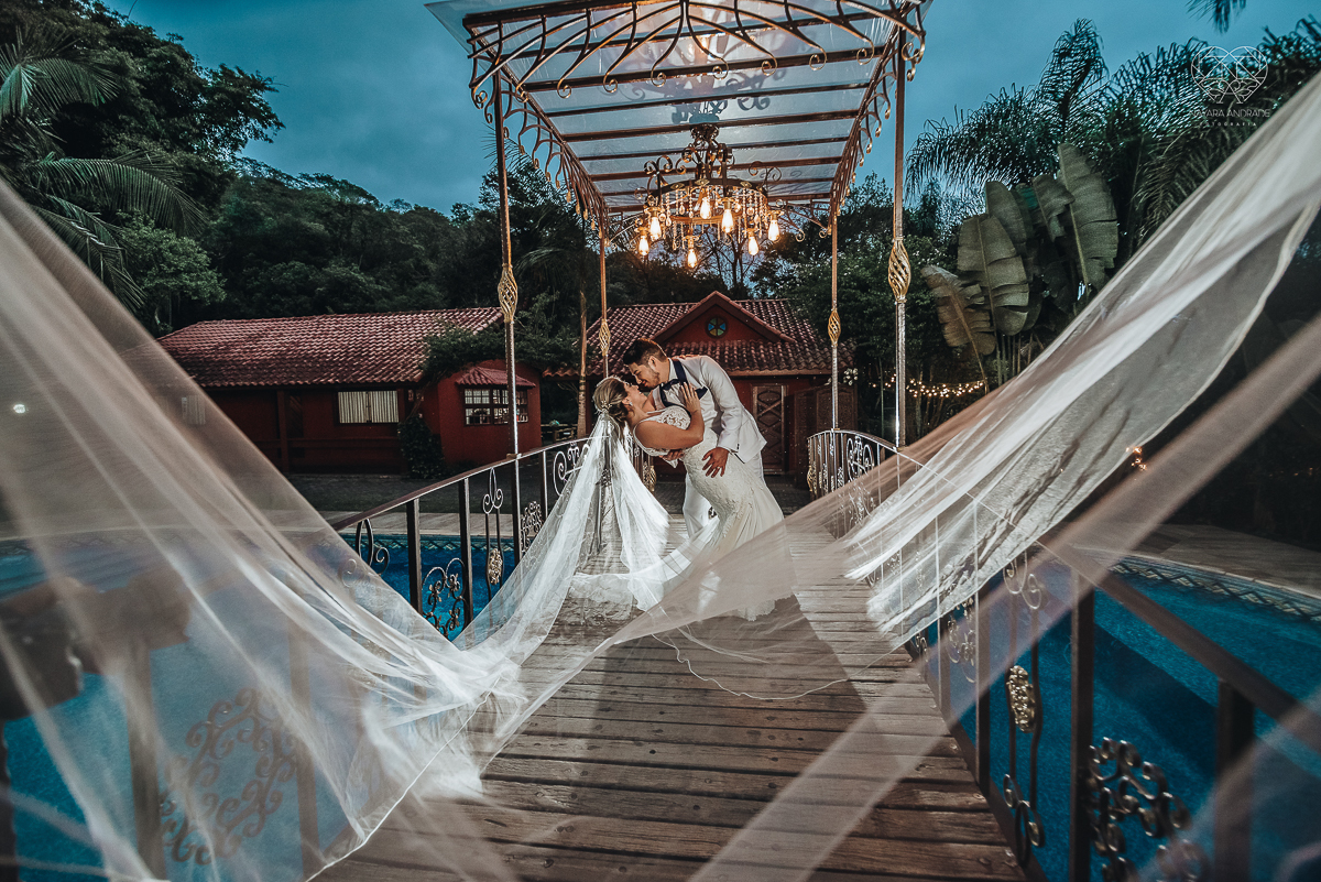 casamento de dia no ravena garden ao ar livre noivo com roupa branca noiva com mantilha fotos pela fotografa premiada nayara andrade de santos casamento com passarela espelhada