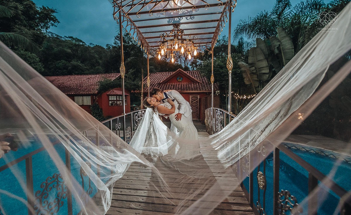 casamento de dia no ravena garden ao ar livre noivo com roupa branca noiva com mantilha fotos pela fotografa premiada nayara andrade de santos casamento com passarela espelhada