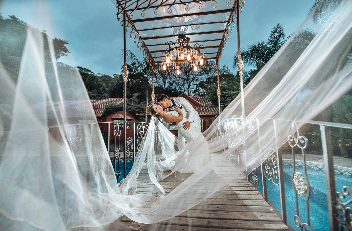 casamento de dia no ravena garden ao ar livre noivo com roupa branca noiva com mantilha fotos pela fotografa premiada nayara andrade de santos casamento com passarela espelhada