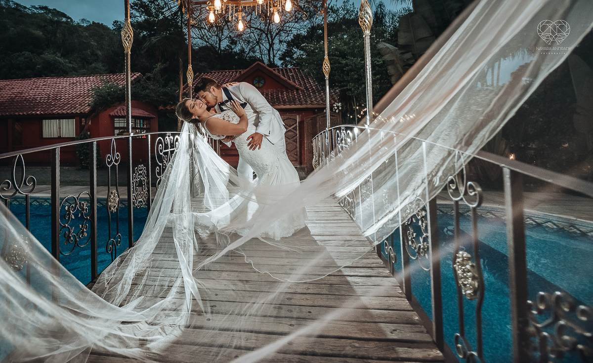 casamento de dia no ravena garden ao ar livre noivo com roupa branca noiva com mantilha fotos pela fotografa premiada nayara andrade de santos casamento com passarela espelhada