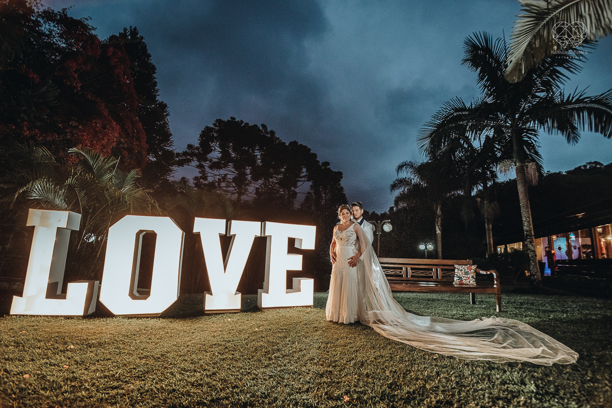 casamento de dia no ravena garden ao ar livre noivo com roupa branca noiva com mantilha fotos pela fotografa premiada nayara andrade de santos casamento com passarela espelhada