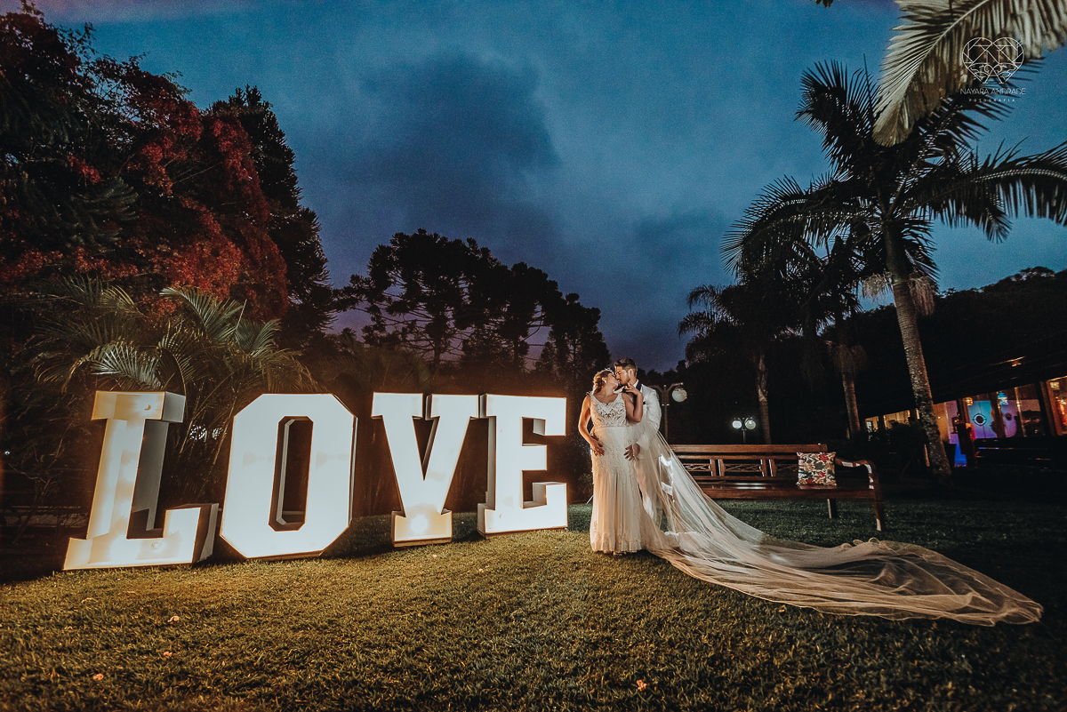 casamento de dia no ravena garden ao ar livre noivo com roupa branca noiva com mantilha fotos pela fotografa premiada nayara andrade de santos casamento com passarela espelhada