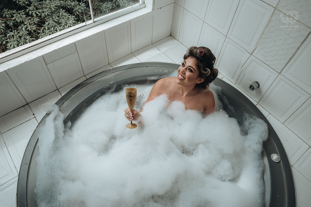 casamento de dia no ravena garden ao ar livre noivo com roupa branca noiva com mantilha fotos pela fotografa premiada nayara andrade de santos casamento com passarela espelhada