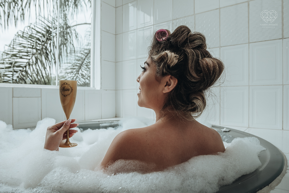 casamento de dia no ravena garden ao ar livre noivo com roupa branca noiva com mantilha fotos pela fotografa premiada nayara andrade de santos casamento com passarela espelhada