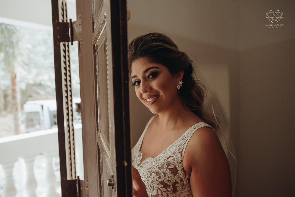 casamento de dia no ravena garden ao ar livre noivo com roupa branca noiva com mantilha fotos pela fotografa premiada nayara andrade de santos casamento com passarela espelhada