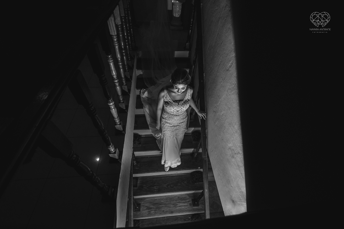 casamento de dia no ravena garden ao ar livre noivo com roupa branca noiva com mantilha fotos pela fotografa premiada nayara andrade de santos casamento com passarela espelhada