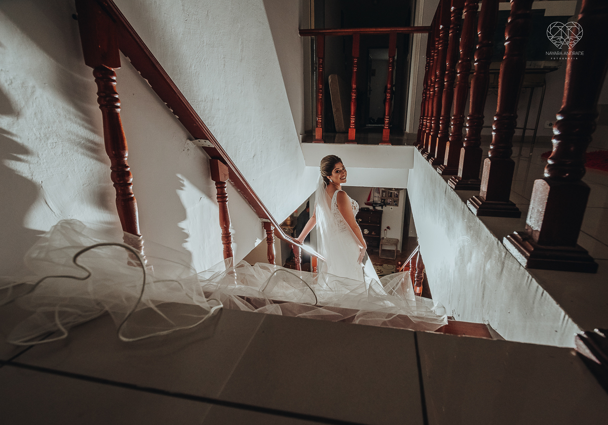 casamento de dia no ravena garden ao ar livre noivo com roupa branca noiva com mantilha fotos pela fotografa premiada nayara andrade de santos casamento com passarela espelhada