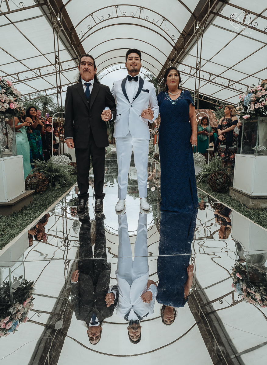 casamento de dia no ravena garden ao ar livre noivo com roupa branca noiva com mantilha fotos pela fotografa premiada nayara andrade de santos casamento com passarela espelhada