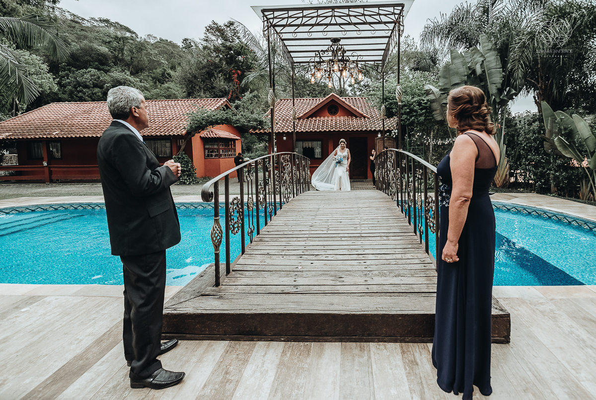 casamento de dia no ravena garden ao ar livre noivo com roupa branca noiva com mantilha fotos pela fotografa premiada nayara andrade de santos casamento com passarela espelhada