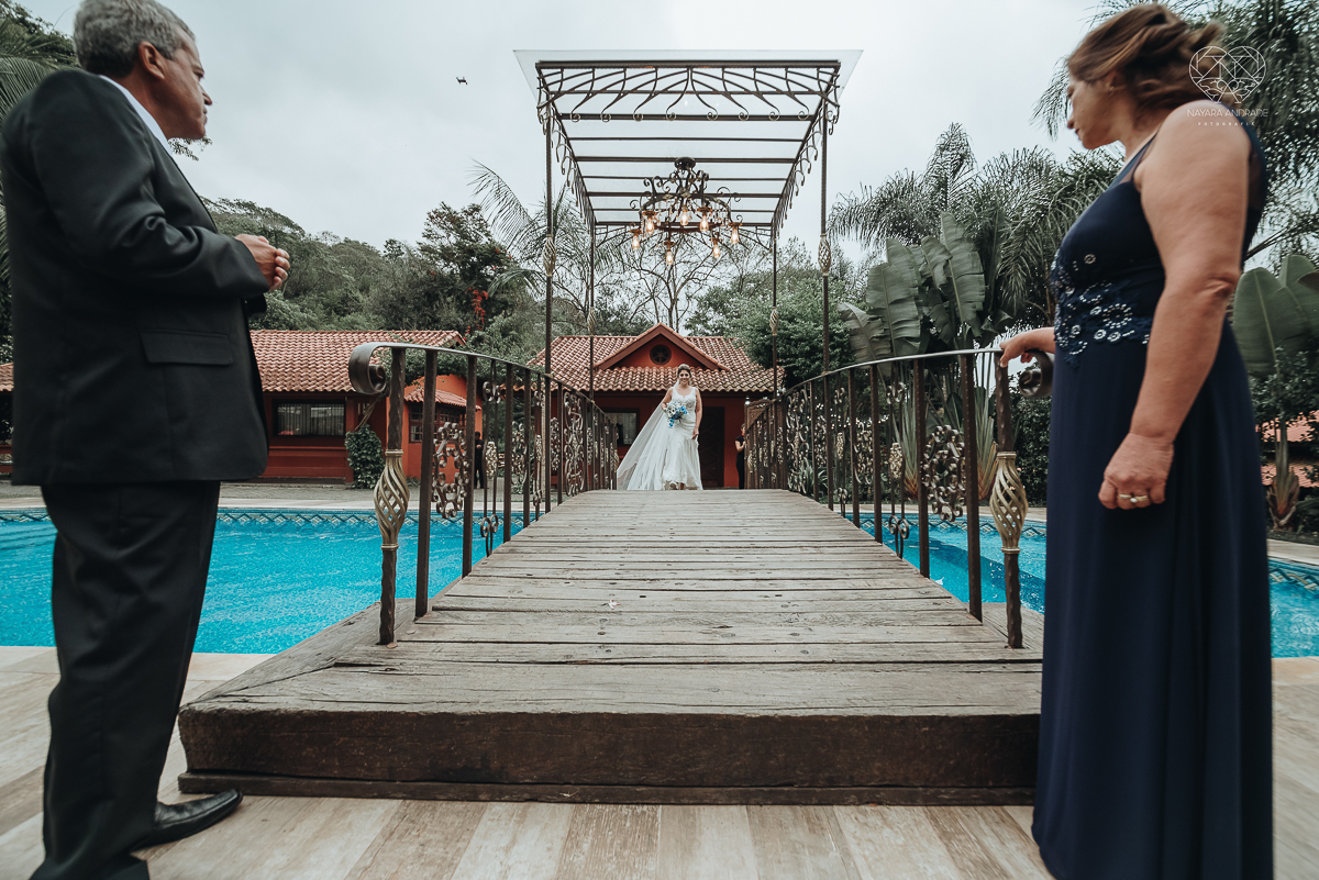 casamento de dia no ravena garden ao ar livre noivo com roupa branca noiva com mantilha fotos pela fotografa premiada nayara andrade de santos casamento com passarela espelhada