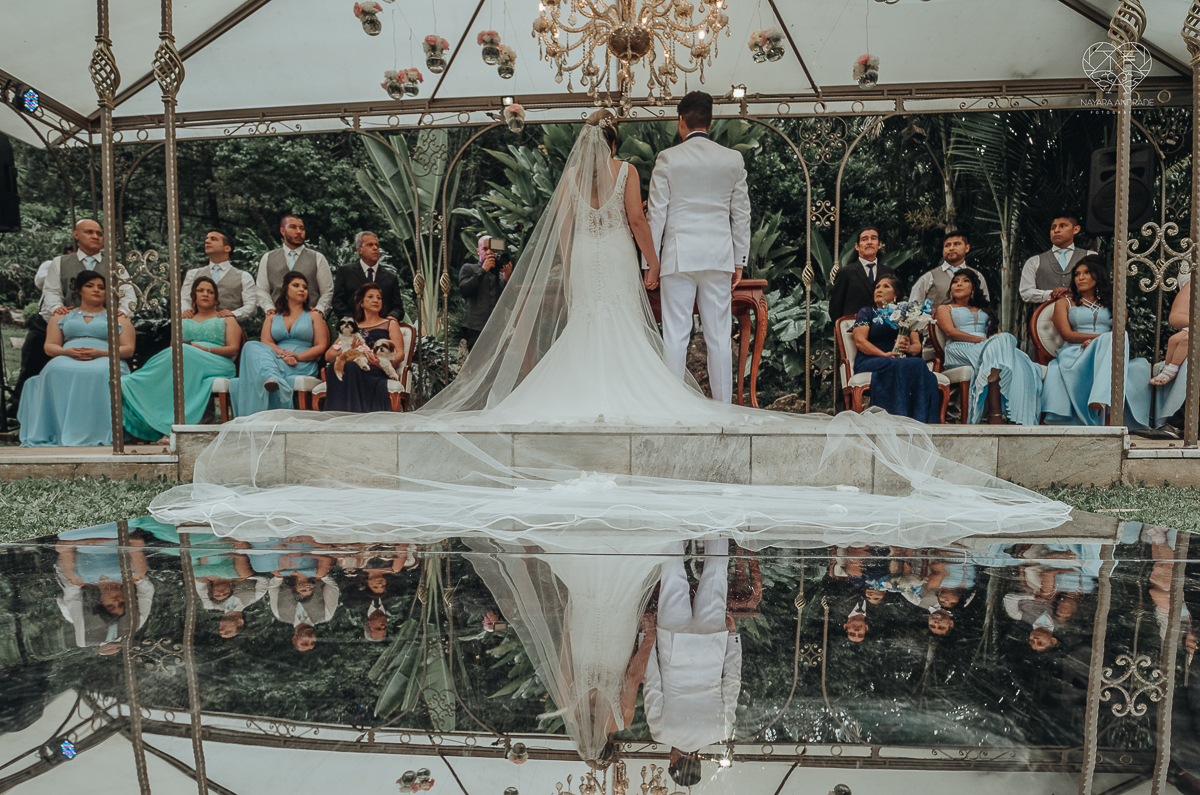 casamento de dia no ravena garden ao ar livre noivo com roupa branca noiva com mantilha fotos pela fotografa premiada nayara andrade de santos casamento com passarela espelhada