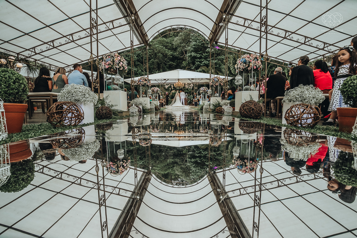 casamento de dia no ravena garden ao ar livre noivo com roupa branca noiva com mantilha fotos pela fotografa premiada nayara andrade de santos casamento com passarela espelhada