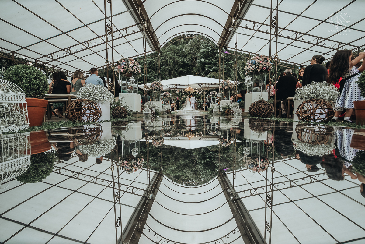 casamento de dia no ravena garden ao ar livre noivo com roupa branca noiva com mantilha fotos pela fotografa premiada nayara andrade de santos casamento com passarela espelhada