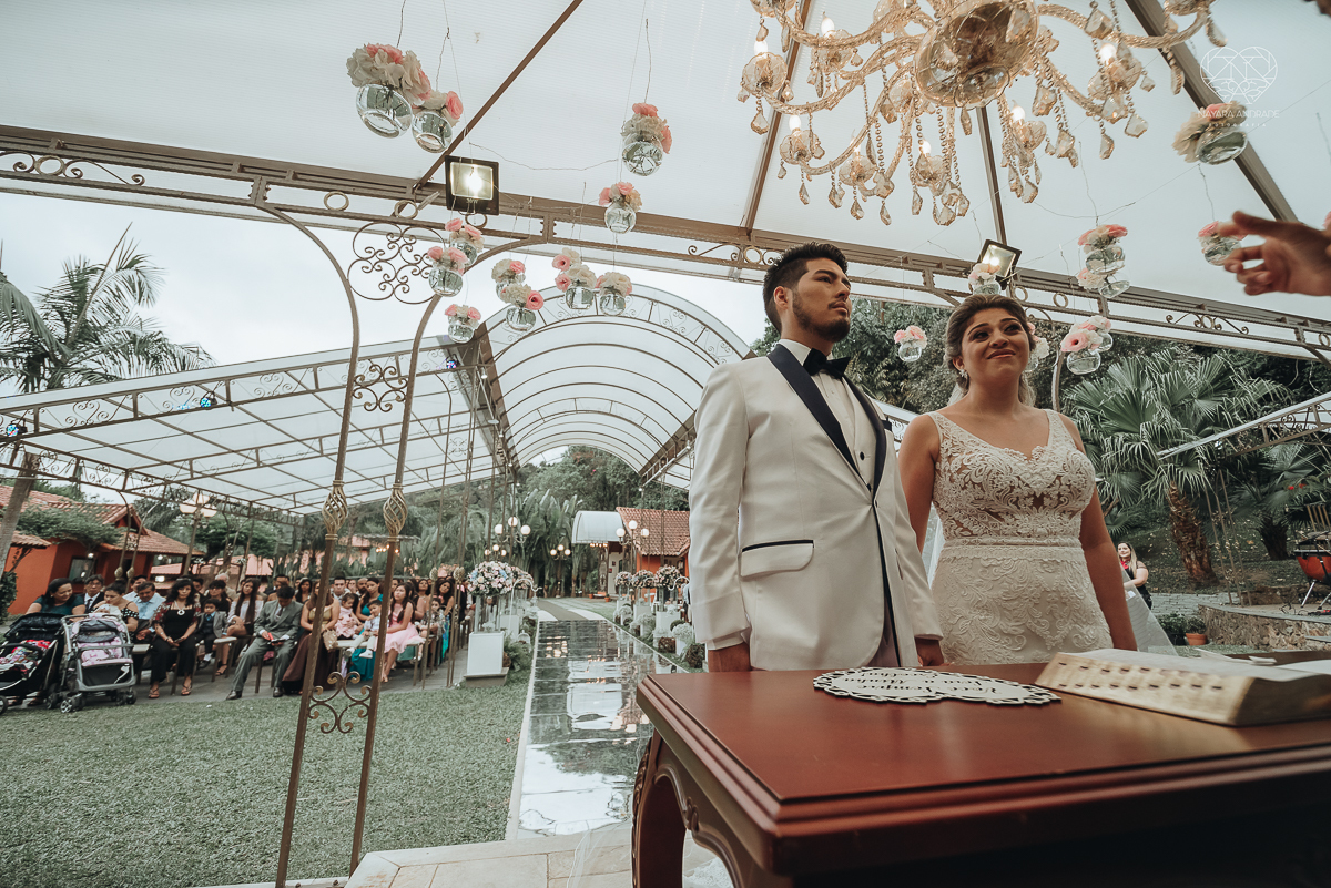 casamento de dia no ravena garden ao ar livre noivo com roupa branca noiva com mantilha fotos pela fotografa premiada nayara andrade de santos casamento com passarela espelhada