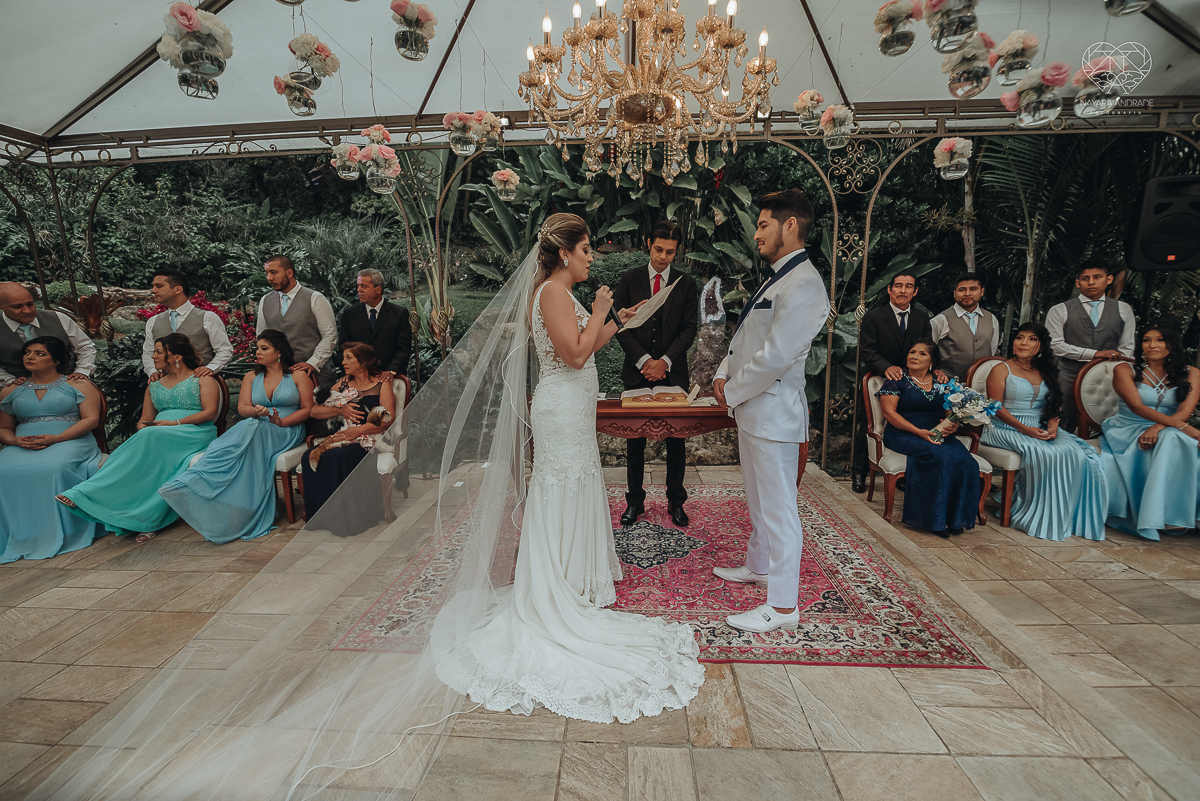 casamento de dia no ravena garden ao ar livre noivo com roupa branca noiva com mantilha fotos pela fotografa premiada nayara andrade de santos casamento com passarela espelhada