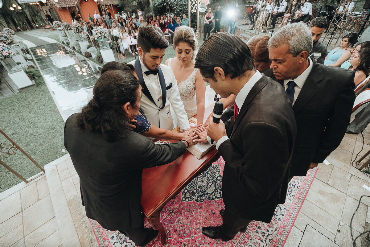 casamento de dia no ravena garden ao ar livre noivo com roupa branca noiva com mantilha fotos pela fotografa premiada nayara andrade de santos casamento com passarela espelhada
