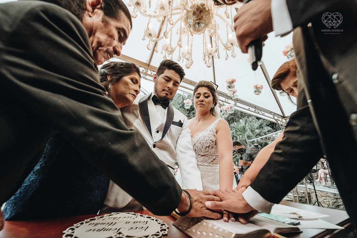 casamento de dia no ravena garden ao ar livre noivo com roupa branca noiva com mantilha fotos pela fotografa premiada nayara andrade de santos casamento com passarela espelhada