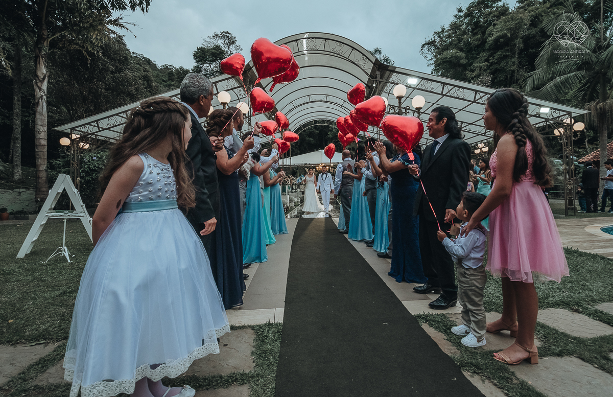 casamento de dia no ravena garden ao ar livre noivo com roupa branca noiva com mantilha fotos pela fotografa premiada nayara andrade de santos casamento com passarela espelhada