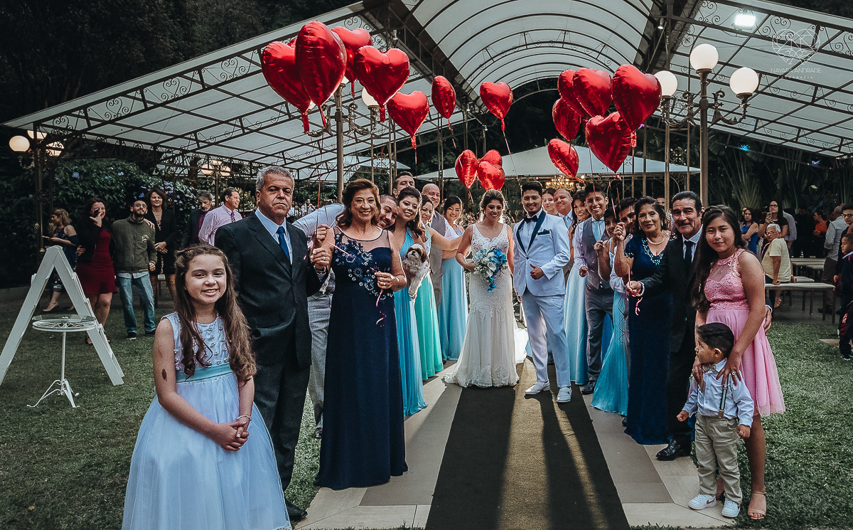 casamento de dia no ravena garden ao ar livre noivo com roupa branca noiva com mantilha fotos pela fotografa premiada nayara andrade de santos casamento com passarela espelhada