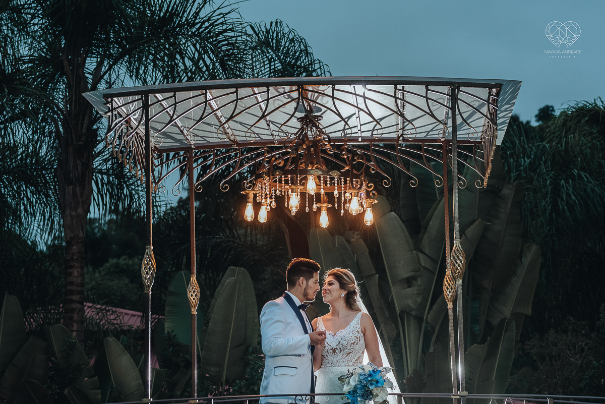 casamento de dia no ravena garden ao ar livre noivo com roupa branca noiva com mantilha fotos pela fotografa premiada nayara andrade de santos casamento com passarela espelhada