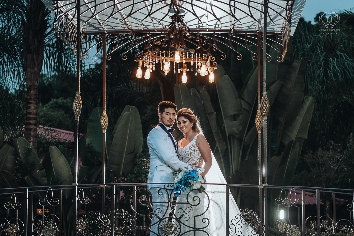 casamento de dia no ravena garden ao ar livre noivo com roupa branca noiva com mantilha fotos pela fotografa premiada nayara andrade de santos casamento com passarela espelhada