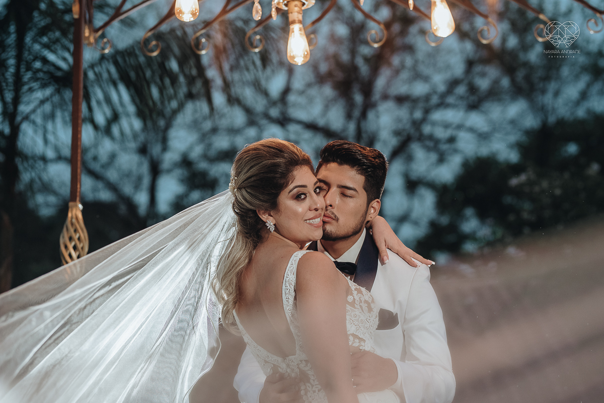 casamento de dia no ravena garden ao ar livre noivo com roupa branca noiva com mantilha fotos pela fotografa premiada nayara andrade de santos casamento com passarela espelhada