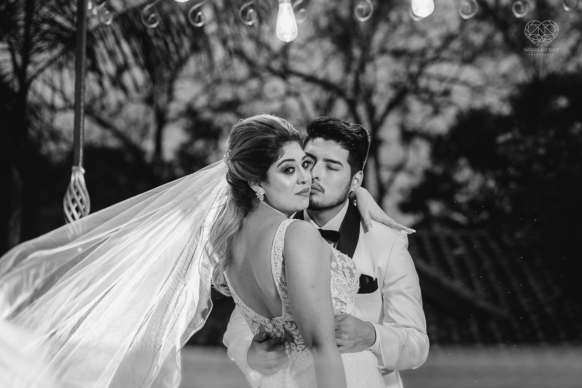 casamento de dia no ravena garden ao ar livre noivo com roupa branca noiva com mantilha fotos pela fotografa premiada nayara andrade de santos casamento com passarela espelhada