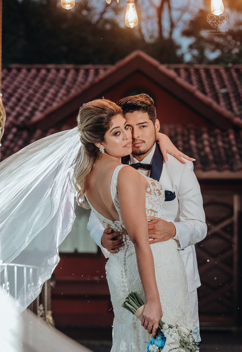 casamento de dia no ravena garden ao ar livre noivo com roupa branca noiva com mantilha fotos pela fotografa premiada nayara andrade de santos casamento com passarela espelhada