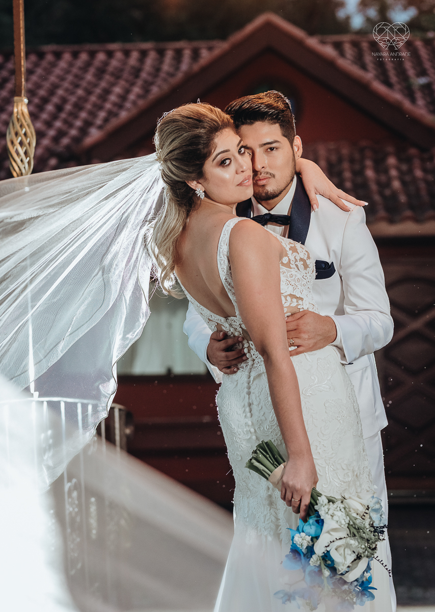 casamento de dia no ravena garden ao ar livre noivo com roupa branca noiva com mantilha fotos pela fotografa premiada nayara andrade de santos casamento com passarela espelhada
