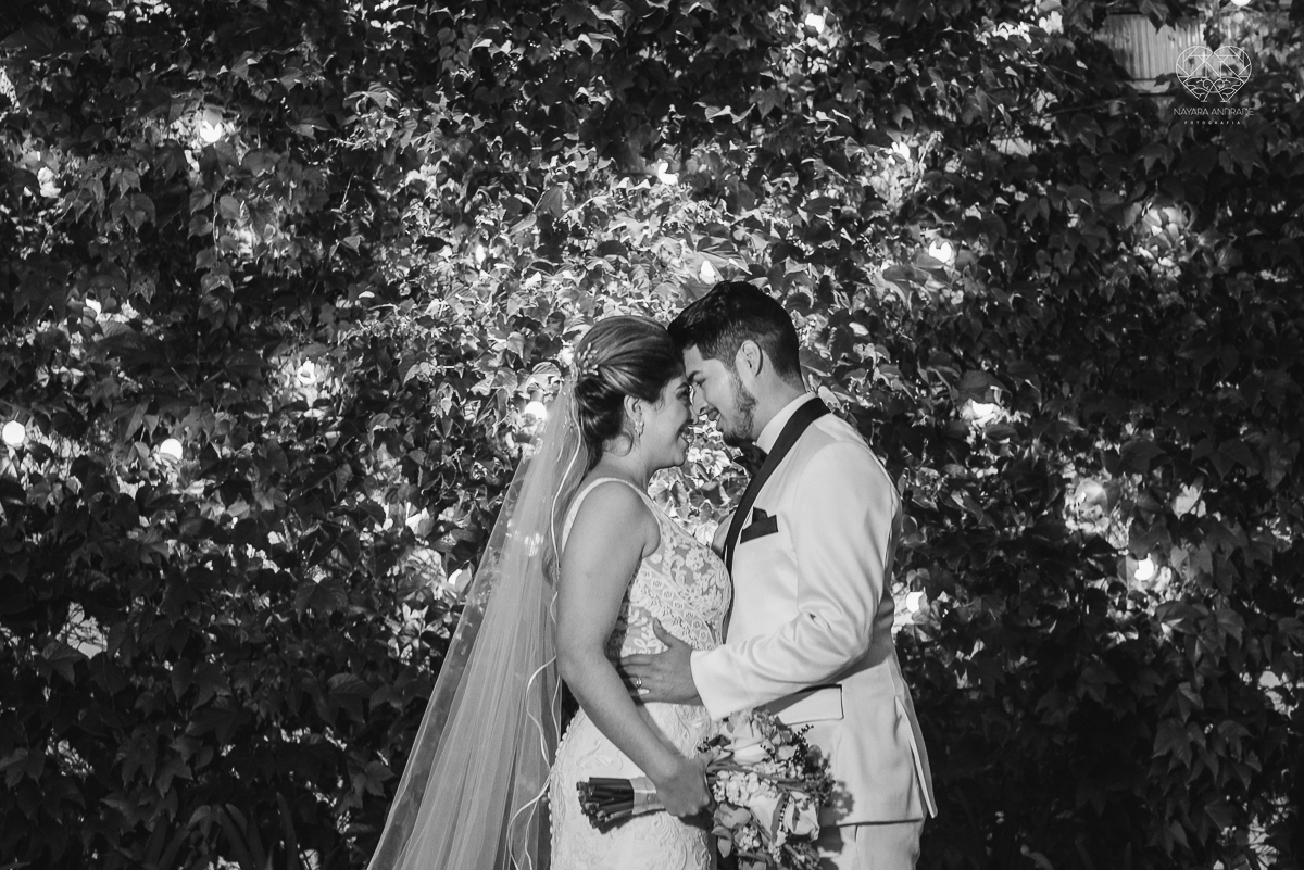casamento de dia no ravena garden ao ar livre noivo com roupa branca noiva com mantilha fotos pela fotografa premiada nayara andrade de santos casamento com passarela espelhada