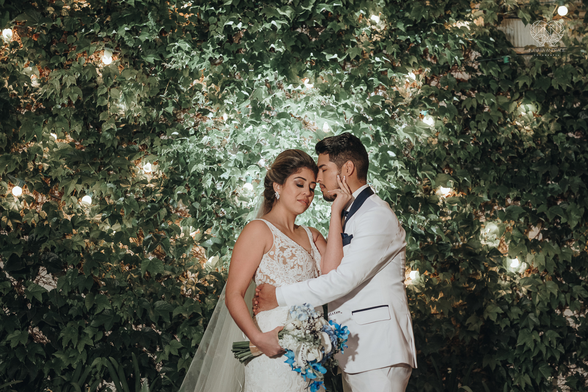 casamento de dia no ravena garden ao ar livre noivo com roupa branca noiva com mantilha fotos pela fotografa premiada nayara andrade de santos casamento com passarela espelhada