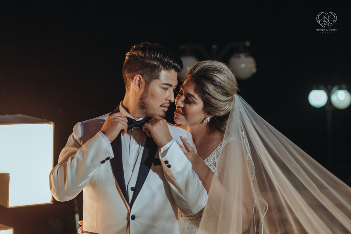 casamento de dia no ravena garden ao ar livre noivo com roupa branca noiva com mantilha fotos pela fotografa premiada nayara andrade de santos casamento com passarela espelhada