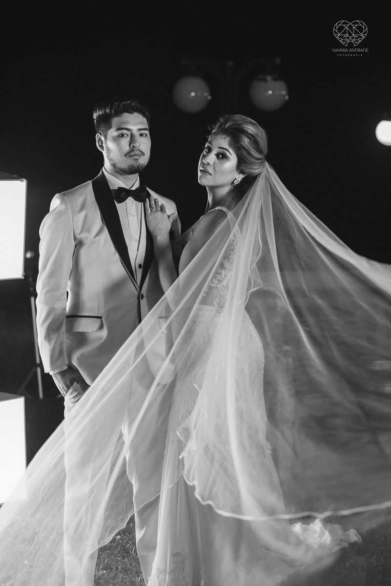 casamento de dia no ravena garden ao ar livre noivo com roupa branca noiva com mantilha fotos pela fotografa premiada nayara andrade de santos casamento com passarela espelhada