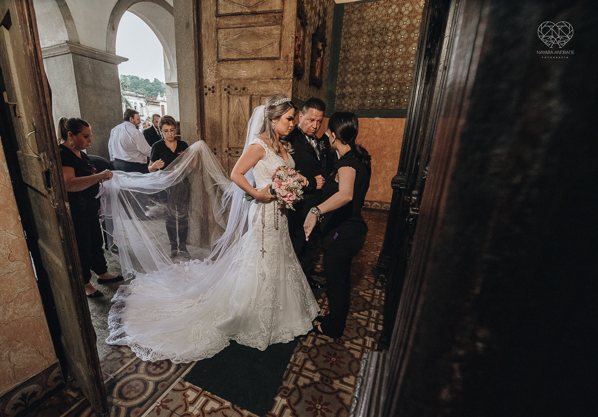 casamento classico em Santos making of na casa 67 por Raul Gama noiva veste santos maison igreja do valongo e festa no espaço plataforma com banda feel good e luanda Lu Pallaroni