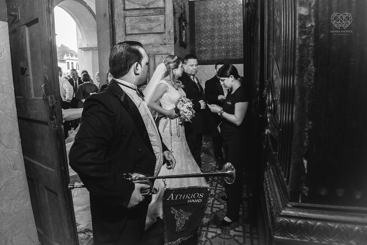 casamento classico em Santos making of na casa 67 por Raul Gama noiva veste santos maison igreja do valongo e festa no espaço plataforma com banda feel good e luanda Lu Pallaroni