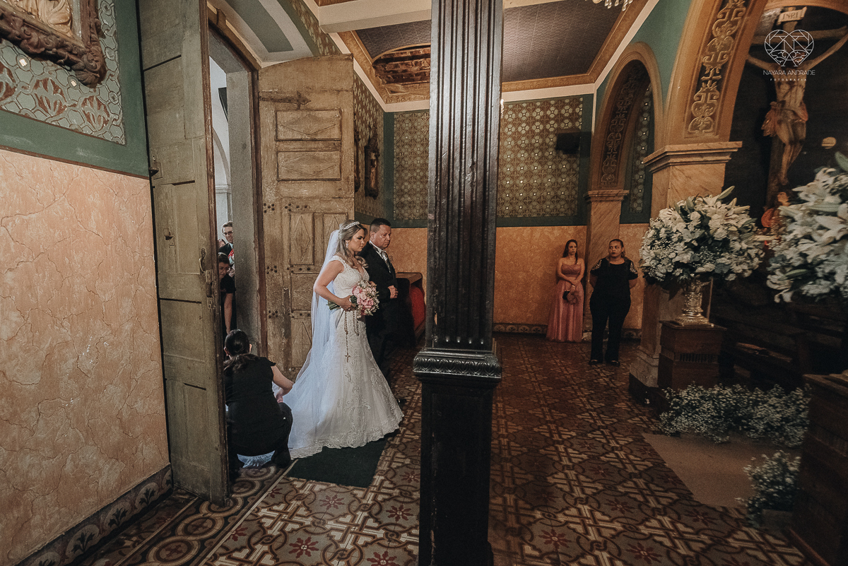 casamento classico em Santos making of na casa 67 por Raul Gama noiva veste santos maison igreja do valongo e festa no espaço plataforma com banda feel good e luanda Lu Pallaroni