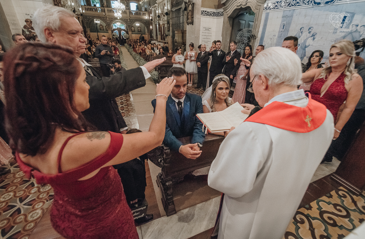 casamento classico em Santos making of na casa 67 por Raul Gama noiva veste santos maison igreja do valongo e festa no espaço plataforma com banda feel good e luanda Lu Pallaroni